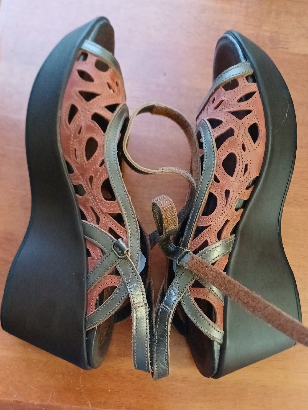 New NAOT Deluxe Leather Cutout Platform Sandal Size 40 (US 9M)
